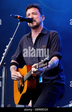 Bodelva, Regno Unito. 13 luglio 2025. Frank Turner, si esibisce all'ultima delle Eden Sessions di quest'anno, all'Eden Project, Cornovaglia, Regno Unito. Frank ha pubblicato dieci album da solista e ha costruito un seguito di culto di fan dedicati. Credito: Mark Passmore/Alamy Live News Foto Stock