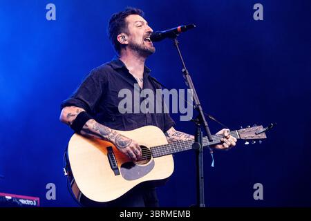 Bodelva, Regno Unito. 13 luglio 2025. Frank Turner, si esibisce all'ultima delle Eden Sessions di quest'anno, all'Eden Project, Cornovaglia, Regno Unito. Frank ha pubblicato dieci album da solista e ha costruito un seguito di culto di fan dedicati. Credito: Mark Passmore/Alamy Live News Foto Stock