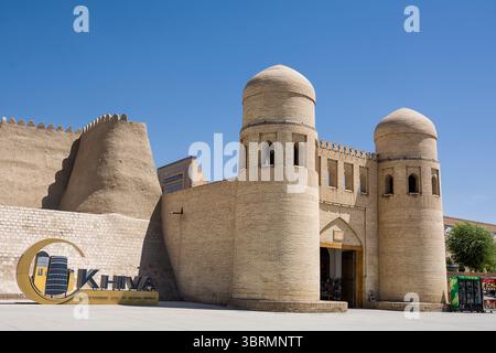 Khiva, Uzbekistan - 12 luglio 2024: Ingresso ovest alla storica città di Khiva Ota Darvoza Foto Stock
