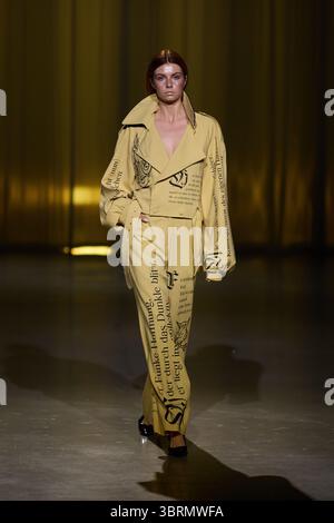 Danny Reine, presenta alla Berlin Fashion Week la nuova collezione primavera/estate 26, Models Walk the Runway, il 2 luglio 2025, Berlino, Germania Foto Stock
