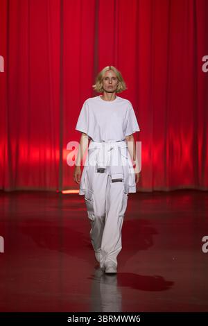 Danny Reine, presenta alla Berlin Fashion Week la nuova collezione primavera/estate 26, Models Walk the Runway, il 2 luglio 2025, Berlino, Germania Foto Stock
