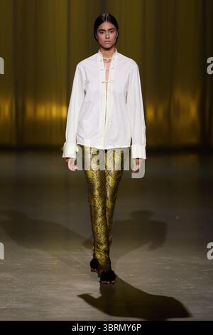 Danny Reine, presenta alla Berlin Fashion Week la nuova collezione primavera/estate 26, Models Walk the Runway, il 2 luglio 2025, Berlino, Germania Foto Stock