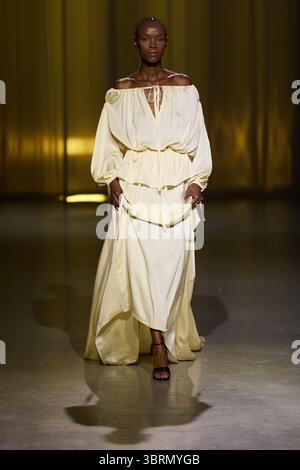 Danny Reine, presenta alla Berlin Fashion Week la nuova collezione primavera/estate 26, Models Walk the Runway, il 2 luglio 2025, Berlino, Germania Foto Stock