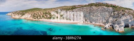 Vista panoramica aerea delle bianche scogliere, delle acque turchesi e di una spiaggia isolata, che crea un pittoresco paesaggio marino estivo Foto Stock