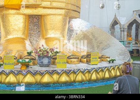 Piedi della statua del Buddha, Luang Pho to o 'Phra si Ariyamettrai', Wat Intharawihan, Bangkok, Thailandia Foto Stock