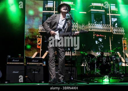 Bodelva, Regno Unito. 13 luglio 2025. I Libertines si esibiscono alle finali Eden Sessions del 2025, all'Eden Project, Cornovaglia, Regno Unito. La band è salita alla ribalta nei primi anni '2000 a causa della loro musica e dell'uso illegale di droga di Pete Doherty. La band ha pubblicato quattro album, tra cui All Quiet on the Eastern Esplanade del 2004, che è stato salutato come un ritorno alle loro radici musicali. La band è composta da Carl Barat, Pete Doherty, John Hassall e Gary Powell alla batteria. Credito: Mark Passmore/Alamy Live News Foto Stock