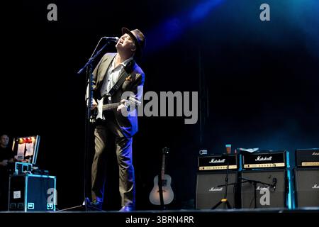 Bodelva, Regno Unito. 13 luglio 2025. I Libertines si esibiscono alle finali Eden Sessions del 2025, all'Eden Project, Cornovaglia, Regno Unito. La band è salita alla ribalta nei primi anni '2000 a causa della loro musica e dell'uso illegale di droga di Pete Doherty. La band ha pubblicato quattro album, tra cui All Quiet on the Eastern Esplanade del 2004, che è stato salutato come un ritorno alle loro radici musicali. La band è composta da Carl Barat, Pete Doherty, John Hassall e Gary Powell alla batteria. Credito: Mark Passmore/Alamy Live News Foto Stock