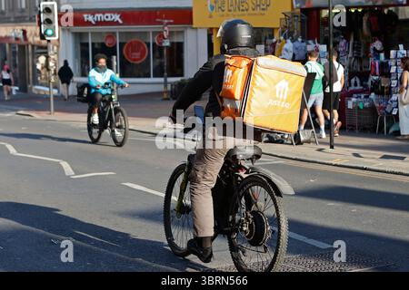 Just Eat & Deliveroo food Courier a Brighton, Regno Unito Foto Stock