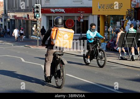 Just Eat & Deliveroo food Courier a Brighton, Regno Unito Foto Stock