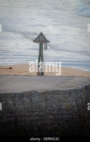 Hazy Golden Hour a Seaton Sluice Beach, Northumberland, luglio 2025 Foto Stock