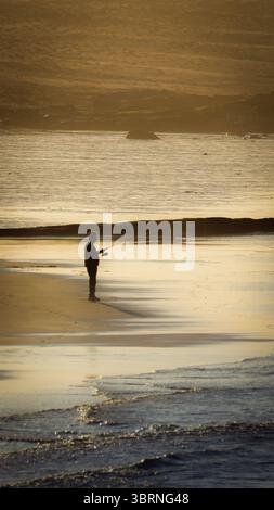 Hazy Golden Hour a Seaton Sluice Beach, Northumberland, luglio 2025 Foto Stock