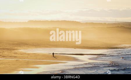 Hazy Golden Hour a Seaton Sluice Beach, Northumberland, luglio 2025 Foto Stock
