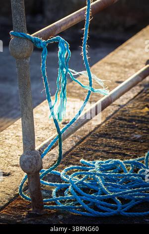 Hazy Golden Hour a Seaton Sluice Beach, Northumberland, luglio 2025 Foto Stock