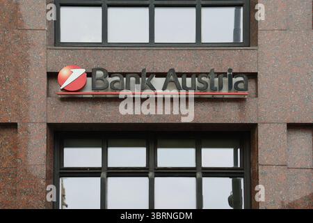 Vienna, Austria - 12. Luglio 2025: Primo piano del logo Bank Austria su un edificio in marmo rosso a Vienna, che evidenzia la presenza urbana della banca Foto Stock