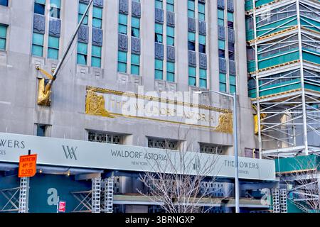 New York, New York - 21 febbraio 2022: The Waldorf Astoria Hotel a New York Foto Stock