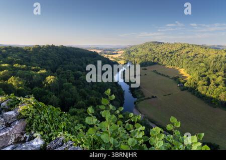 He River Wye si snoda tra colline boscose e campi ondulati, visto da Symonds Yat Rock, Wye Valley, Herefordshire, Inghilterra. Foto Stock