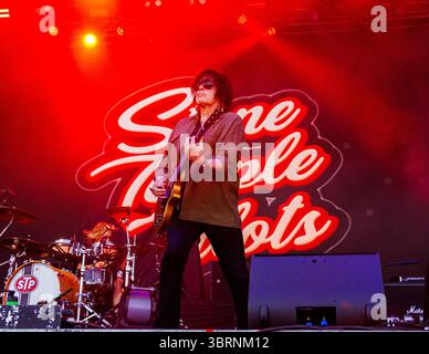 Edmonton, Canada. 12 luglio 2025. Dean DeLeo dei The Stone Temple Pilots si esibisce al Rockin Thunder. Credito: SOPA Images Limited/Alamy Live News Foto Stock