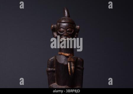Scultura maschile in legno di arte tribale africana Foto Stock