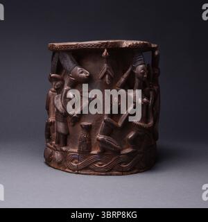 Sgabello in legno intagliato Yoruba dell'arte tribale africana Foto Stock