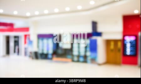 I distributori automatici centrali si trovano in un corridoio dal design piatto con pannelli di accento rossi e spazio per fotocopie Foto Stock