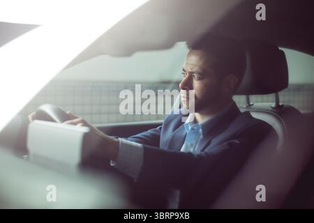 L'illustrazione con design piatto mostra il conducente seduto in auto, tenendo il volante e la barriera del tunnel Foto Stock