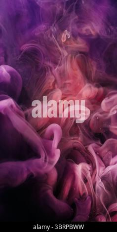 Grana goccia di inchiostro. Nuvola di inchiostro. Vernice rosa porpora defocalizzata in miscela di vapore fluido ad acqua su sfondo nero umido astratto. Foto Stock