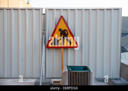 cartello di attenzione uomini sul lavoro in corso di costruzione nell'area urbana Foto Stock