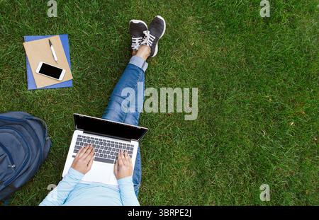 Studente che studia all'aperto. Foto Stock