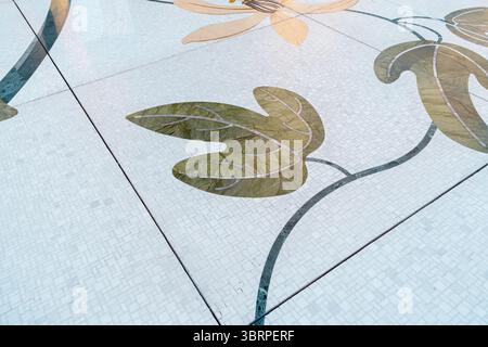 Pavimento in marmo con intarsi a motivi floreali, pavimento interno della grande moschea Foto Stock