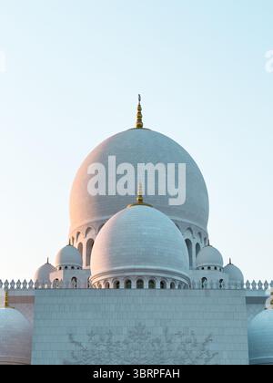 Scintillante cupola bianca della grande moschea dello sceicco Zayed ad Abu Dhabi, architettura della moschea islamica all'ora d'oro Foto Stock