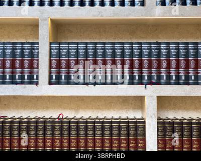 Immagine d'archivio di file di libri sugli scaffali della biblioteca, libri religiosi e scritture sugli scaffali Foto Stock