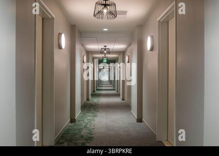 Un corridoio lungo e vuoto dell'hotel. Foto Stock
