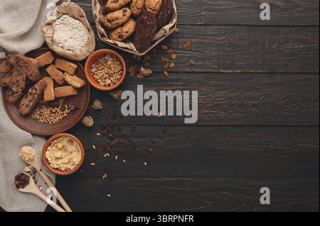 Biscotti con farinata d'avena e ingredienti da forno per dolci fatti in casa Foto Stock