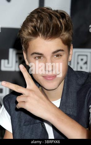 NEW YORK, NY - 19 GIUGNO: Il cantante Justin Bieber partecipa ad una firma autografa e i fan si incontrano e salutano al J&R Music and computer World il 19 giugno 2012 a New York City. Persone: Justin Bieber Foto Stock
