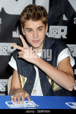 NEW YORK, NY - 19 GIUGNO: Il cantante Justin Bieber partecipa ad una firma autografa e i fan si incontrano e salutano al J&R Music and computer World il 19 giugno 2012 a New York City. Persone: Justin Bieber Foto Stock