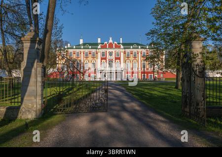 Palazzo Kadriorg nella città di Tallinn, Estonia. Architettura barocca di Petrine del 1725, vista attraverso il cancello dal giardino inferiore. Foto Stock