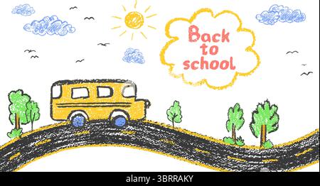 Scuolabus giallo su una strada con alberi, sole, nuvole e gente di uccelli nel cielo. Pastello a cera, disegnato come su una lavagna. Divertente tema dell'asilo Illustrazione Vettoriale