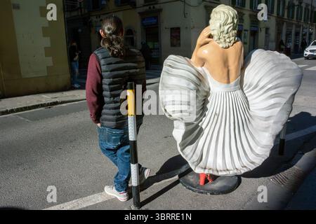 Firenze, Italia, Vista posteriore, Statua di Marilyn Monroe in mostra sulla scena di strada, uomo da dietro, arte urbana e gente Foto Stock