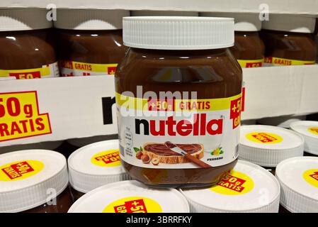 Nutella ist eine Nuss-Nougat-Creme des italienischen Herstellers Ferrero. SIE besteht überwiegend aus Zucker mit Zutaten von Palmöl, gerösteten Haselnüssen, Milchpulver, Kakao, Sojalecithin und Vanillin. In Deutschland gibt es Nutella seit 1965 *** la Nutella è una crema di torrone di noci del produttore italiano Ferrero è costituita principalmente da zucchero con ingredienti di olio di palma, nocciole tostate, latte in polvere, cacao, lecitina di soia e vanillina la Nutella è disponibile in Germania dal 1965 Foto Stock
