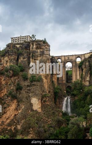 Il nuovo ponte Puente Nuevo sul fiume Guadalevin a Ronda, Andalusia, Spagna. Famoso punto di riferimento Foto Stock