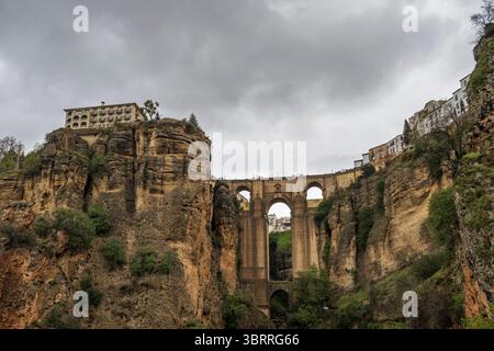 Il nuovo ponte Puente Nuevo sul fiume Guadalevin a Ronda, Andalusia, Spagna. Famoso punto di riferimento Foto Stock