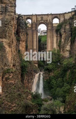 Il nuovo ponte Puente Nuevo sul fiume Guadalevin a Ronda, Andalusia, Spagna. Famoso punto di riferimento Foto Stock