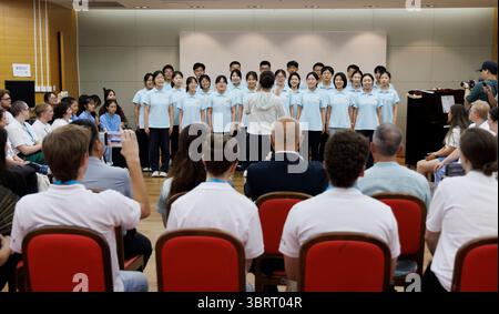 Pechino, Cina. 14 luglio 2025. I membri del coro di una scuola media cinese si esibiscono a Pechino, capitale della Cina, 14 luglio 2025. Legame con Kuliang: 2025 Cina-Stati Uniti Il Festival del Coro giovanile, con il tema "cantare per la pace", si tiene a Pechino e Fuzhou dal 9 al 18 luglio. Più di un migliaio di partecipanti da quasi 30 cori giovanili provenienti dalla Cina e dagli Stati Uniti partecipano all'evento. Crediti: Jin Liwang/Xinhua/Alamy Live News Foto Stock
