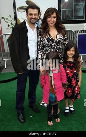Maria Canals Barrera con suo marito David Barrera e le figlie Bridget e Madeleine alla premiere di 'Hop' a Los Angeles - 27 marzo 2011 Foto Stock