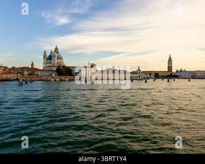 Venezia all'alba: Soffusa luce mattutina su tranquilli canali ed edifici storici nel cuore della città. Foto Stock