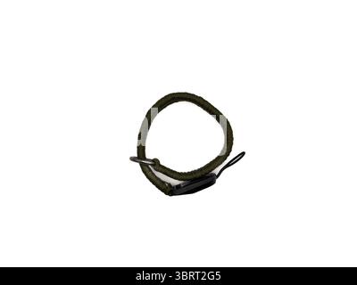 Cinturino verde per fotocamera a forma di corda su sfondo bianco. copia spazio, vista superiore, flay lay. Foto di alta qualità Foto Stock