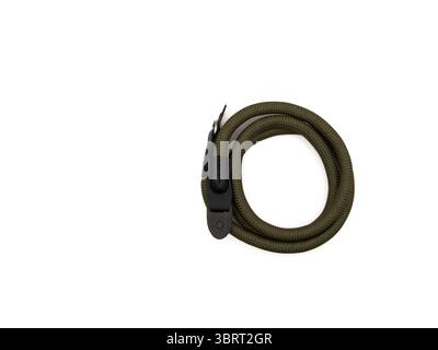 Cinturino verde per fotocamera a forma di corda su sfondo bianco. copia spazio, vista superiore, flay lay. Foto di alta qualità Foto Stock