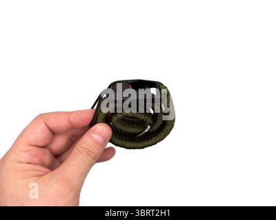 Cinturino verde per fotocamera a forma di corda su sfondo bianco. copia spazio, vista superiore, flay lay. Foto di alta qualità Foto Stock
