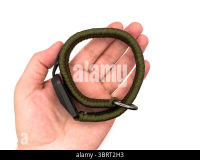 Cinturino verde per fotocamera a forma di corda su sfondo bianco. copia spazio, vista superiore, flay lay. Foto di alta qualità Foto Stock