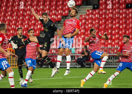 20 settembre 2020, Granada, GRANADA, SPAGNA: Florian Lejeune del Deportivo Alaves e il tedesco Sanchez di Granada CF lotta per il pallone durante il campionato spagnolo, la Liga, partita di calcio giocata tra Granada CF e Deportivo Alaves allo stadio Nuevo Los Carmenes il 20 settembre 2020 a Granada, Spagna. (Immagine di credito: © Irina R. H/AFP7 tramite filo ZUMA) Foto Stock